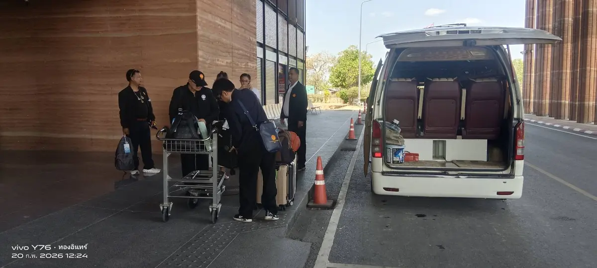 รถตู้ VIP รับส่งคณะดูงานพร้อมสัมภาระบริเวณจุดนัดหมาย