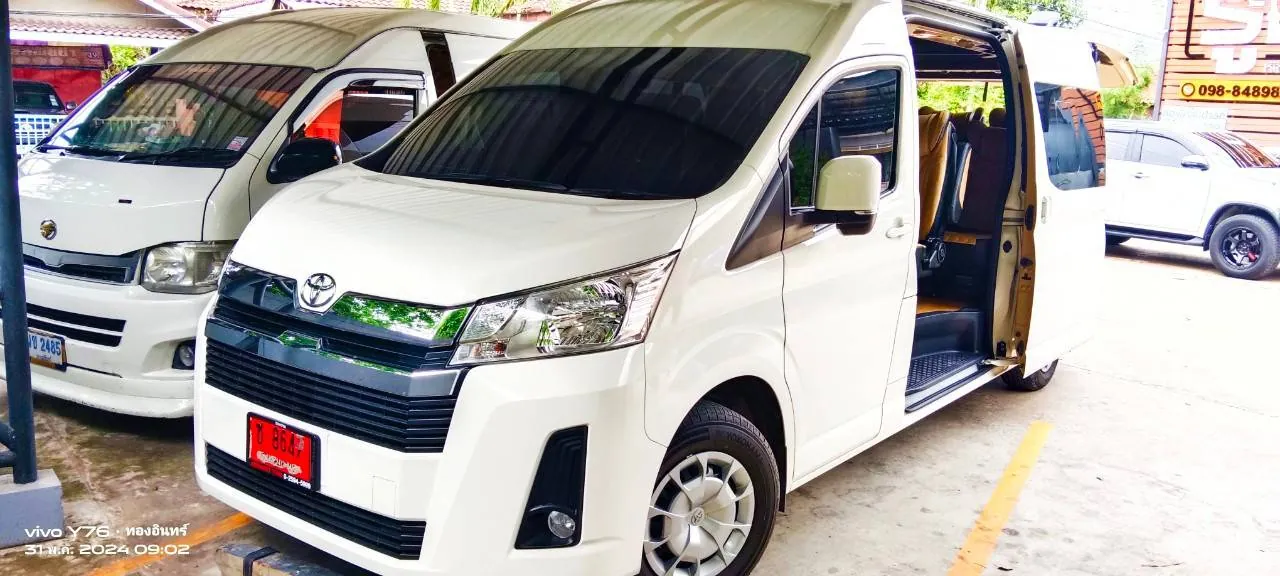 รถตู้ Toyota Commuter สีขาวของทองอินทร์เปิดประตูด้านข้าง