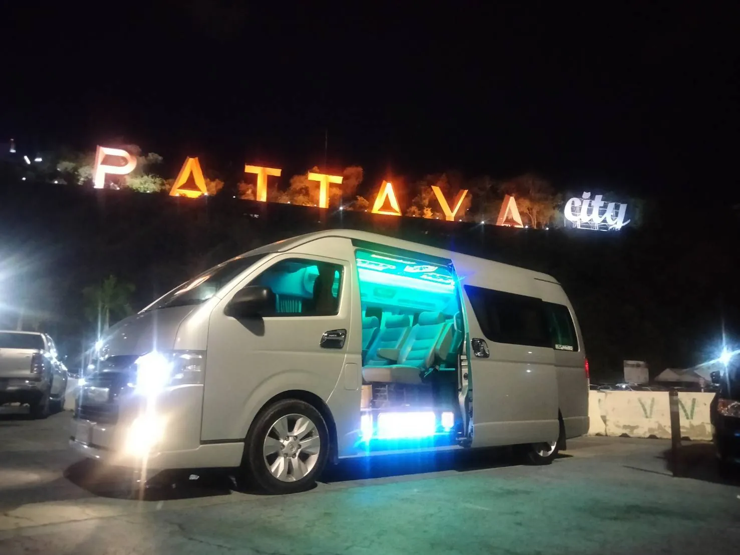 รถตู้ VIP ของทองอินทร์จอดที่จุดท่องเที่ยวพัทยาระหว่างทริปต่างจังหวัด
