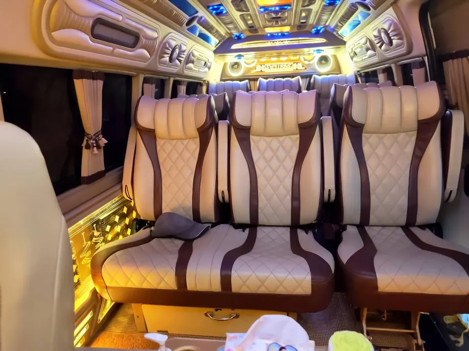 เบาะโดยสาร VIP ภายในรถตู้โทนครีมและน้ำตาล